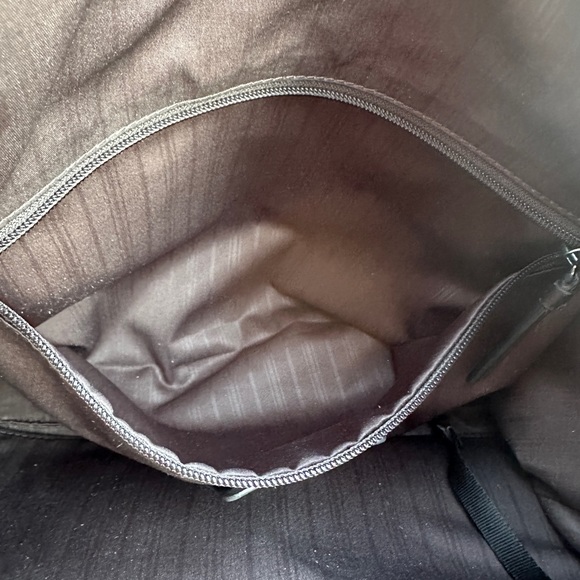 Tumi shoulder bag - Picture 9 of 16